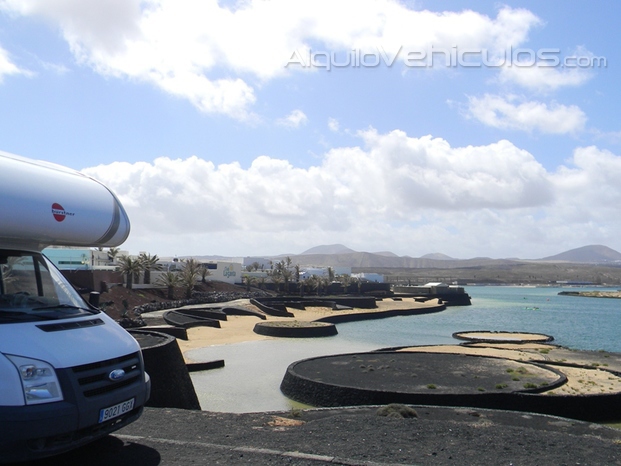 Alquiler autocaravanas Canarias. Playa la santa Lanzarote