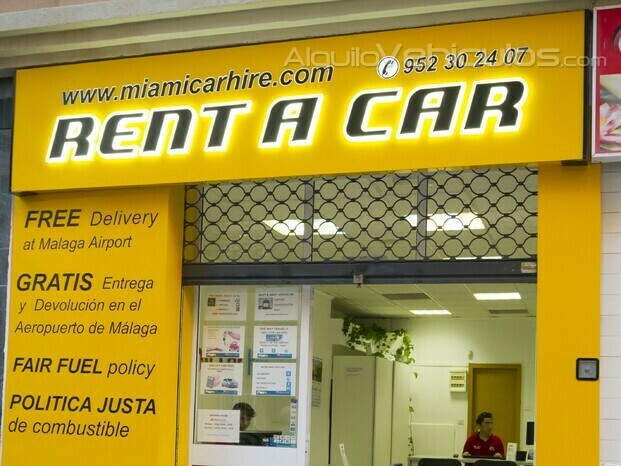 Oficina de alquiler de coches en el centro de Fuengirola, frente al puerto deportivo.